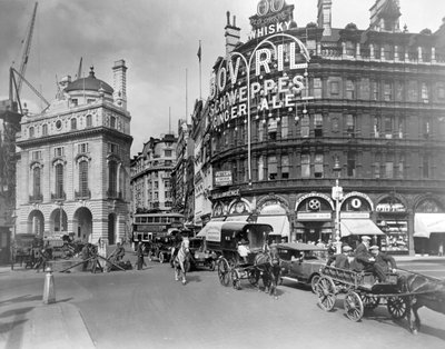 Piccadilly Circus, City of Westminster, Londyn, początek XX wieku. autorstwa George Davison Reid
