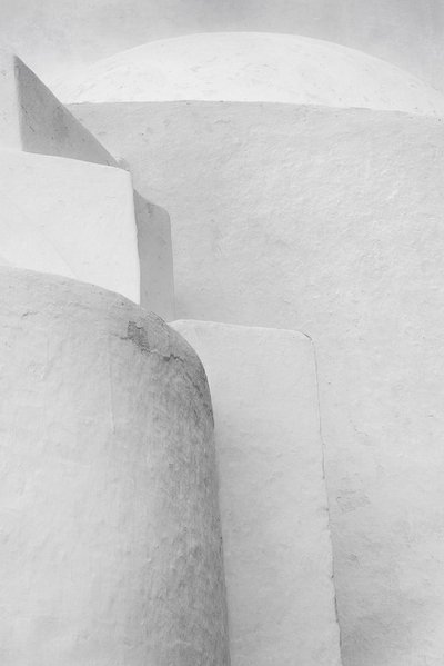 Białe krzywizny architektoniczne autorstwa George Digalakis
