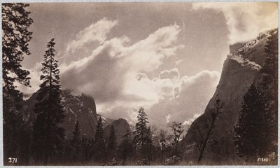 Dolina Yosemite z chmurami autorstwa George Fiske