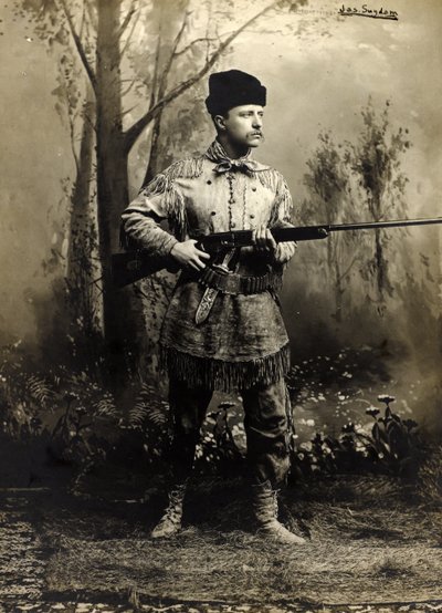 Theodore Roosevelt w koźlej skórze, Terytorium Dakoty ok. 1885 (zdjęcie czarno-białe) autorstwa George Grantham - Bain News Service Bain