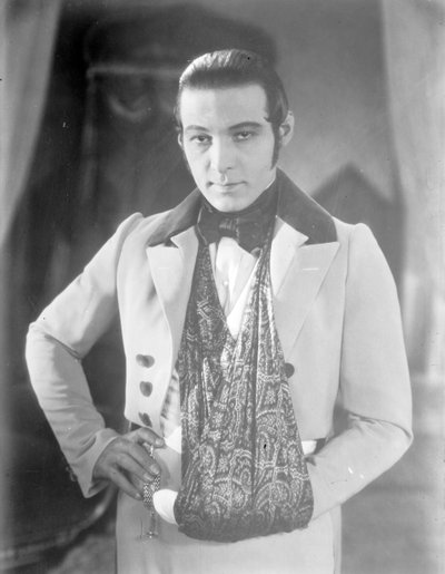Valentino na planie „Orła” z ręką w temblaku po wypadku samochodowym, ok. 1925 autorstwa George Grantham Bain