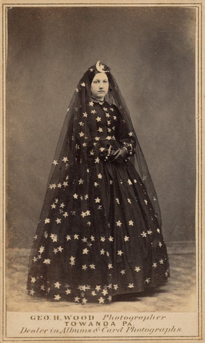 Kobieta w kostiumie Królowej Nocy, ok. 1860 (zdjęcie) autorstwa George H. Wood