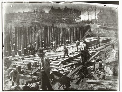 Robotnicy budowlani przy pracy w wykopie przy Van Diemenstraat w Amsterdamie autorstwa George Hendrik Breitner