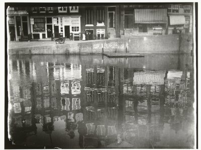 Odbicie domów nad kanałem w wodzie na Singel 377 do 385 w Amsterdamie autorstwa George Hendrik Breitner