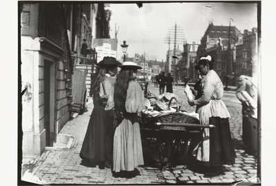 Wyprzedaż uliczna z wózka na Rokin w Amsterdamie autorstwa George Hendrik Breitner