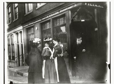 Cztery młode kobiety na ulicy przed salą degustacyjną Koggink na Runstraat w Amsterdamie autorstwa George Hendrik Breitner