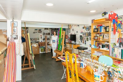 Cristina Rodriguez w swojej pracowni, 2022 autorstwa Bartolome Esteban and studio Murillo