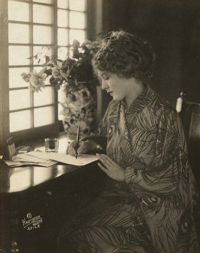 Mary Pickford, ubrana w kimono, pisząca przy biurku, ok. 1918 (zdjęcie czarno-białe) autorstwa Bartolome Esteban and studio Murillo