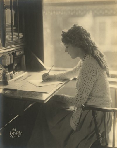 Mary Pickford pisze przy biurku, ok. 1918 (zdjęcie czarno-białe) autorstwa Bartolome Esteban and studio Murillo