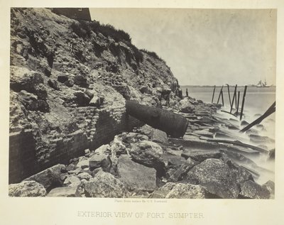 Zewnętrzny widok fortu Sumpter, 1866. autorstwa George N. Barnard
