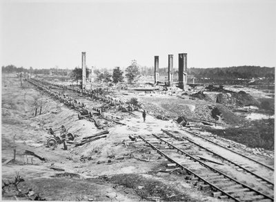 Ruiny 28-wagonowego pociągu amunicyjnego i Scofield Rolling Mill, niedaleko Atlanty, Georgia, wrzesień 1864 (zdjęcie czarno-białe) autorstwa George N. Barnard