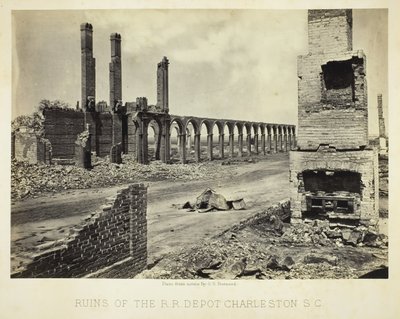 Ruiny RR Depot Charleston, Karolina Południowa, 1865. autorstwa George N. Barnard