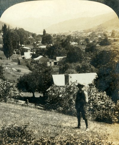Widok z lotu ptaka na Wandiligong, Wiktoria, Australia, c1909. autorstwa George Rose