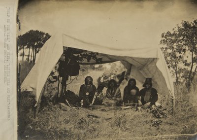 „Wilk na wzgórzu” i żona; Coroczny delegat Wielkiej Rady z Małym Bykiem i żoną (Apaczami). autorstwa George W. Ingalls