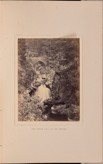 Dolny wodospad na rzece Bruar autorstwa George Washington Wilson