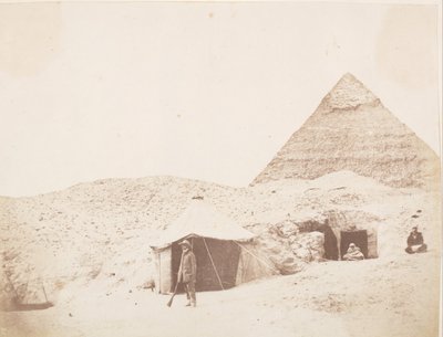 Fotograf przed swoim namiotem na miejscu piramidy Chefrena Chefrena, 1851. autorstwa George Wilson Bridges