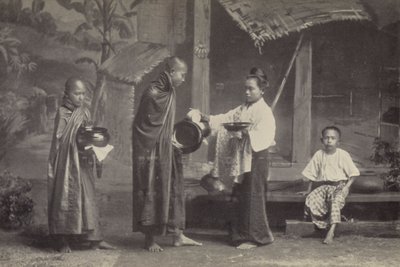 Birma: Pongyi ze swoją żebraczą miską (zdjęcie czarno-białe) autorstwa Georges Bertin Scott