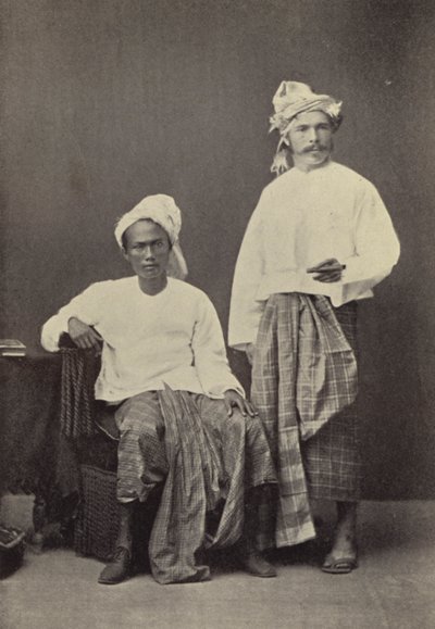 Birma: autor w birmańskim stroju (1878) z towarzyszem futbolu (zdjęcie czarno-białe) autorstwa Georges Bertin Scott