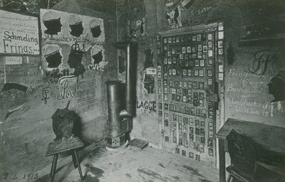 Pokój ze ścianami pokrytymi graffiti nawiązującymi do ważnych współczesnych postaci, takich jak Bussche i Waldow. Pocztówka wysłana w 1913 roku. autorstwa German Photographer