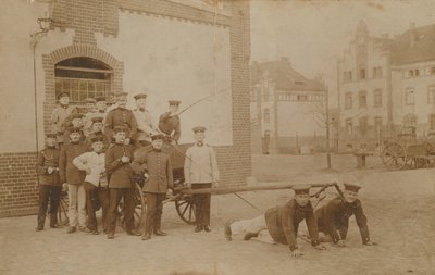 Niemieccy żołnierze ciągnący (karabin) powóz. Pocztówka wysłana w 1913 roku. autorstwa German Photographer
