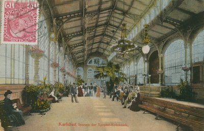 Karlsbad - wewnątrz kolumnady. Pocztówka wysłana w 1913 roku. autorstwa German Photographer