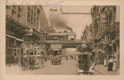 Pocztówka przedstawiająca dworzec kolejowy przy Friedrichstrasse w Berlinie, wysłana w 1913 r. (zdjęcie czarno-białe) autorstwa German Photographer
