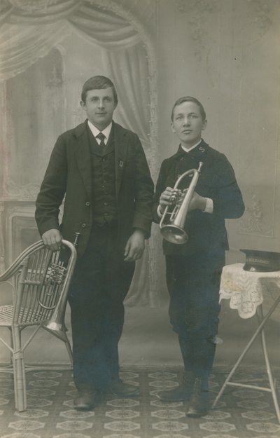 Pocztówka przedstawiająca dwóch młodych mężczyzn z trąbkami, jeden w mundurze Heilsarmee, wysłana w 1913 r. (zdjęcie czarno-białe) autorstwa German Photographer