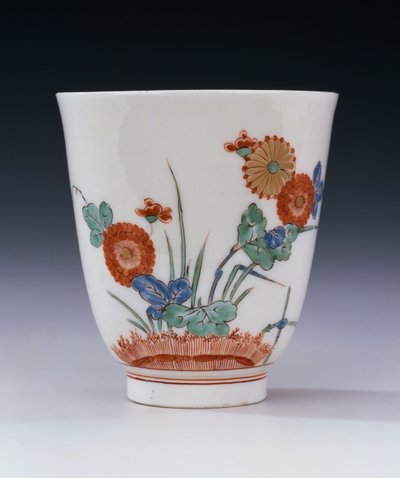 Kielich Bottger Kakiemon pomalowany chryzantemą i trawami, ok. 1725 autorstwa German School