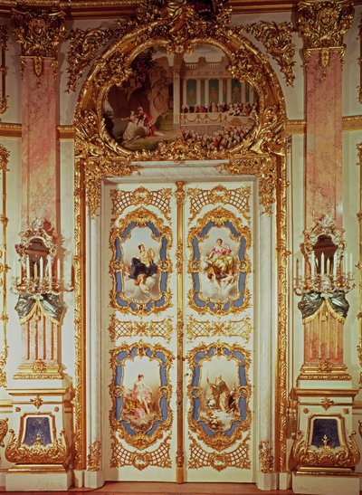 Drzwi Sali Porcelany z czterema panelami przedstawiającymi klasyczne sceny z Miśni i jedną przedstawiającą przedstawienie teatralne autorstwa German School