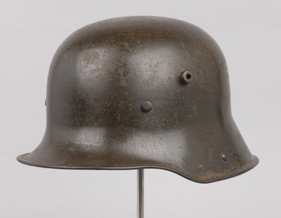 Niemiecki hełm stalowy lub „Stahlhelm”, c.1916 (hełm) autorstwa German School