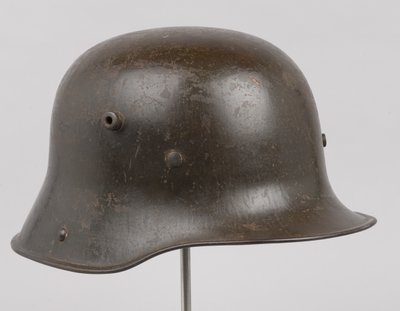 Niemiecki hełm stalowy lub „Stahlhelm”, c.1916 (hełm) autorstwa German School