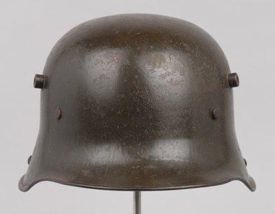 Niemiecki hełm stalowy lub „Stahlhelm”, c.1916 (hełm) autorstwa German School