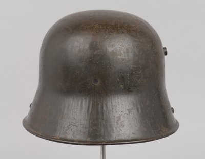 Niemiecki hełm stalowy lub „Stahlhelm”, c.1916 (hełm) autorstwa German School