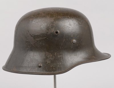 Niemiecki hełm stalowy lub „Stahlhelm”, c.1916 (hełm) autorstwa German School