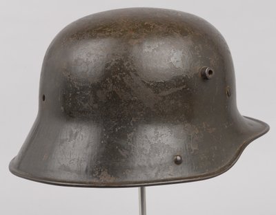 Niemiecki hełm stalowy lub „Stahlhelm”, c.1916 (hełm) autorstwa German School