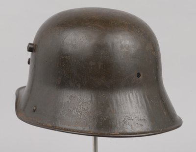 Niemiecki hełm stalowy lub „Stahlhelm”, c.1916 (hełm) autorstwa German School