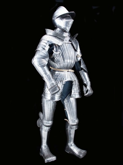Zbroja polowa „Maksymilian” z grupy „Fico”, z powiązanym hełmem, ok. 1525–30, zdobiona ok. 1805 (stal trawiona z nowoczesną skórą i uzupełnieniami) autorstwa German School