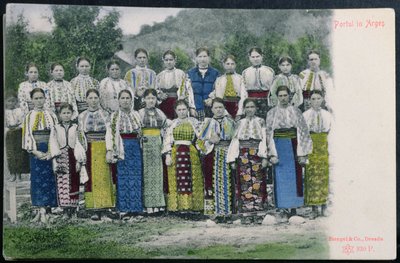 Pocztówka przedstawiająca tradycyjny strój rumuński w regionie Arges, ok. 1900-10 autorstwa German School