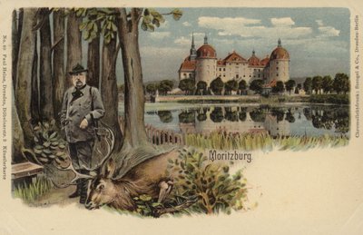 Pocztówka przedstawiająca mężczyznę z zastrzelonym jeleniem na tle zamku Moritzburg autorstwa German School
