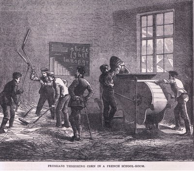 Prusowie młócą kukurydzę w francuskiej sali szkolnej, Cassells History of the War between France and Germany wydana przez Cassell and Company Limited, c.1890 (lito) autorstwa German School