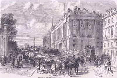 Wyrzucając barykady uliczne w Paryżu, Cassells History of the War między Francją a Niemcami opublikowaną przez Cassell and Company Limited, c.1890 (lito) autorstwa German School