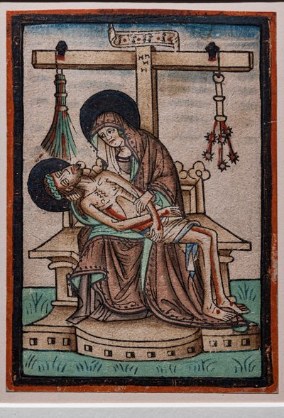 Vesperbild (Lamentacja), drzeworyt akwarelowy niemieckiego rytownika, ok.1450. Na krzyżu wiszą symbole Męki Pańskiej. autorstwa German School