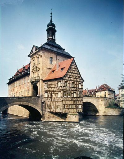 Widok na Altes Rathaus, pierwotnie zbudowany w 1453 i przebudowany przez J.M. Kuchela w latach 1744-56 autorstwa German School