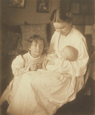 [Matka w szlafroku, siedząca, z niemowlęciem i małym synkiem]. autorstwa Gertrude Käsebier