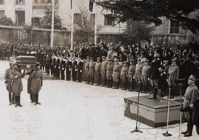 Benito Mussolini przewodniczy państwowemu pogrzebowi żołnierza Garibaldiego (zdjęcie czarno-białe) autorstwa Giacomelli Giacomelli
