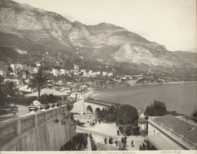 Panoramiczny widok na Montecarlo w Monako. Scena przedstawia różnych przechodniów; po lewej stronie w zbliżeniu marmurowa balustrada autorstwa Giacomo Brogi