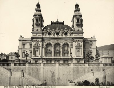 Widok fasady Teatru Montecarlo, zaprojektowanej przez Charlesa Garniera. Monako autorstwa Giacomo Brogi