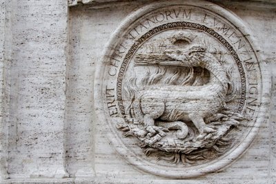 Herb na fasadzie kościoła św. Ludwika francuskiego autorstwa Giacomo della Porta