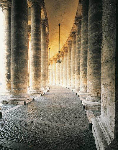 Detal z kolumnady na Placu Świętego Piotra autorstwa Gian Lorenzo Bernini