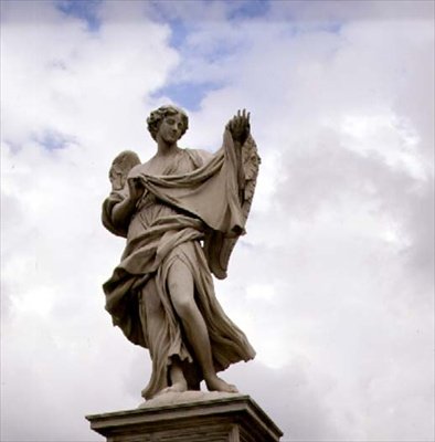 Posąg anioła trzymającego całun autorstwa Gian Lorenzo Bernini